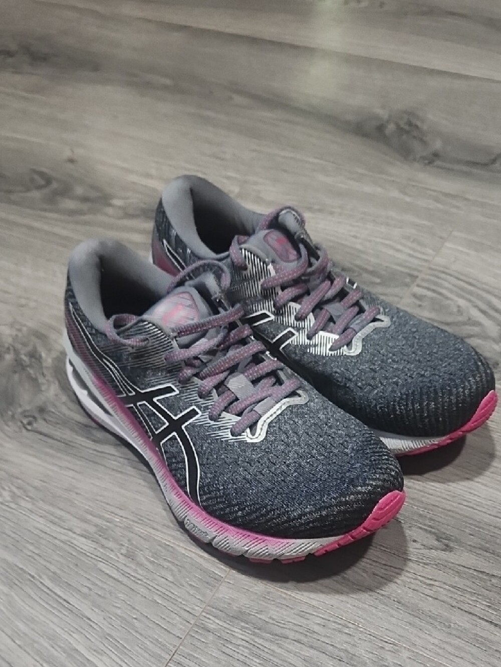 ASICS LIKE NEW GT-2000 Sheetrock Gray/ Pink RAVE Gel-Cushioned Running Shoe